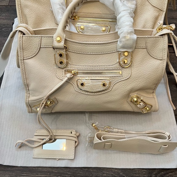 Cream Genuine Leather handbag with Gold hardware - Picture 6 of 15